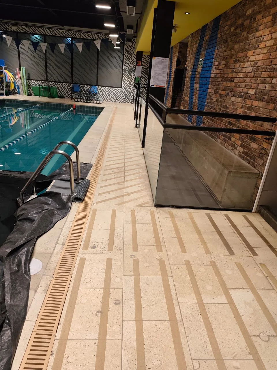 Bandas antideslizantes instaladas junto a una piscina