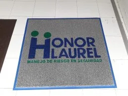 Tapete atrapamugre personalizado con logotipo corporativo