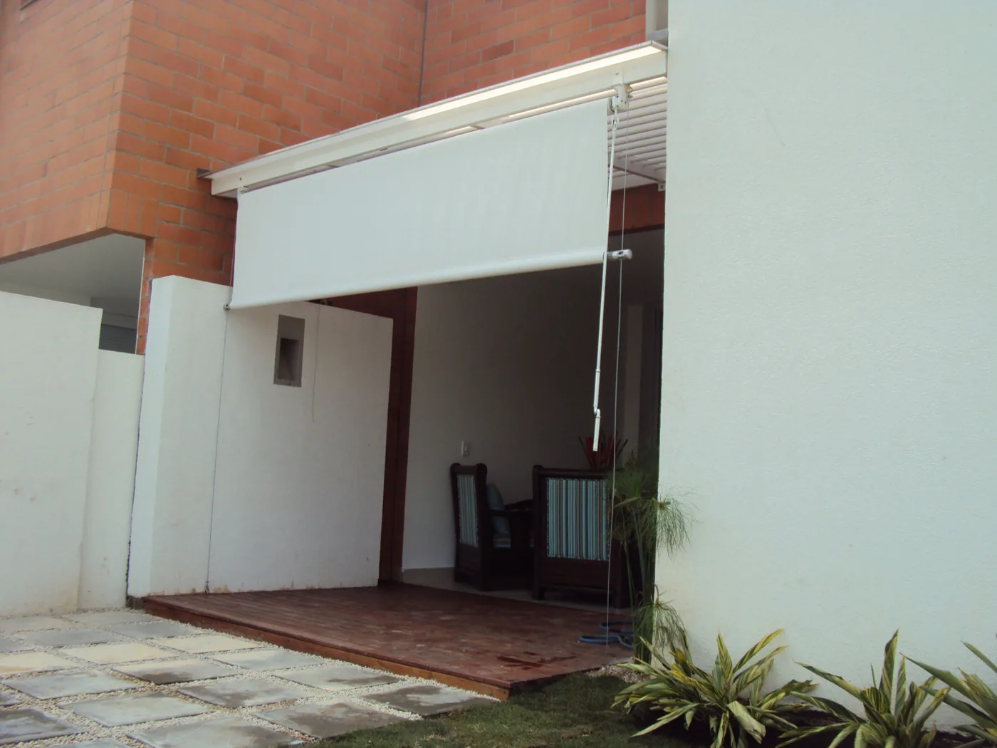 Toldo vertical instalado en fachada exterior