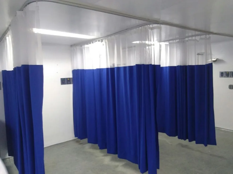 Cortinas hospitalarias blancas y azules instaladas en entorno clínico