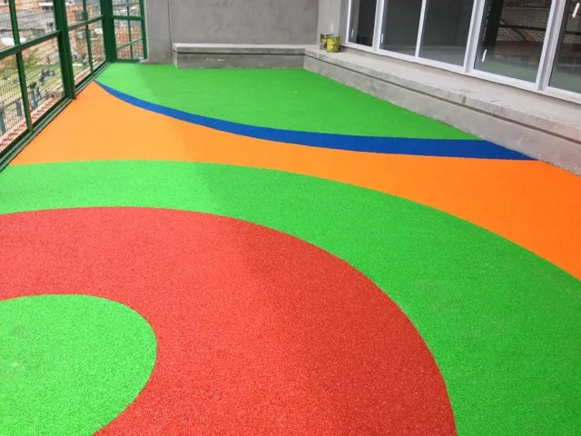 Piso infantil de colores para zona de juego