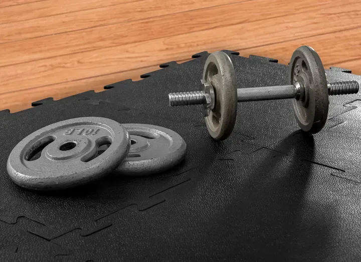 Piso modular negro para gimnasio con pesas