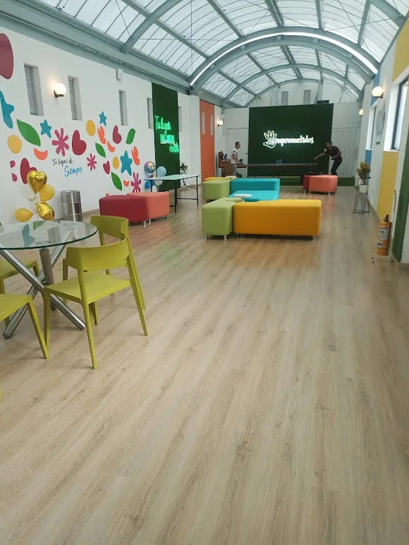 Instalación de piso SPC Hydrofloor en espacio interior
